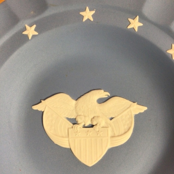 Vintage Wedgwood Blue Jasperware Eagle Crest and Stars Round Ashtray - Picture 3 of 5